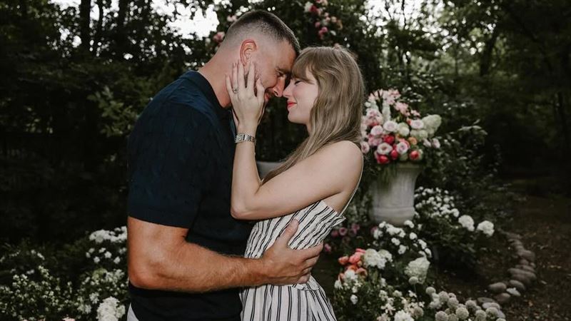NFL球星凱爾西（Travis Kelce）向女友流行天后泰勒絲（Taylor Swift）求婚。（圖／翻攝自IG @taylorswift ）