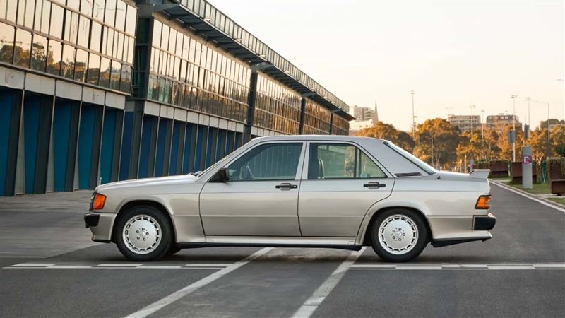 洗拿駕駛190 E 2.3-16在雨戰擊敗Niki Lauda與Alain Prost，一戰成名。（翻攝RM Sotheby&#39;s網站）