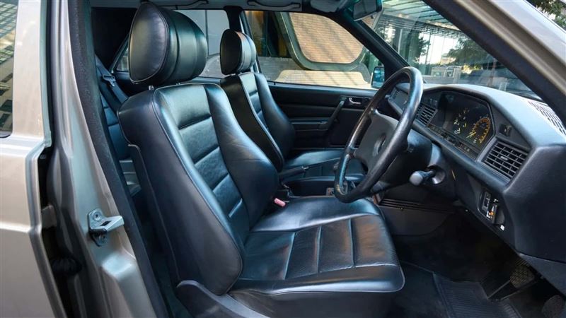 內裝搭配黑色真皮座椅。（翻攝RM Sotheby&#39;s網站）