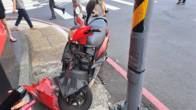 受損的機車。（圖／翻攝畫面）