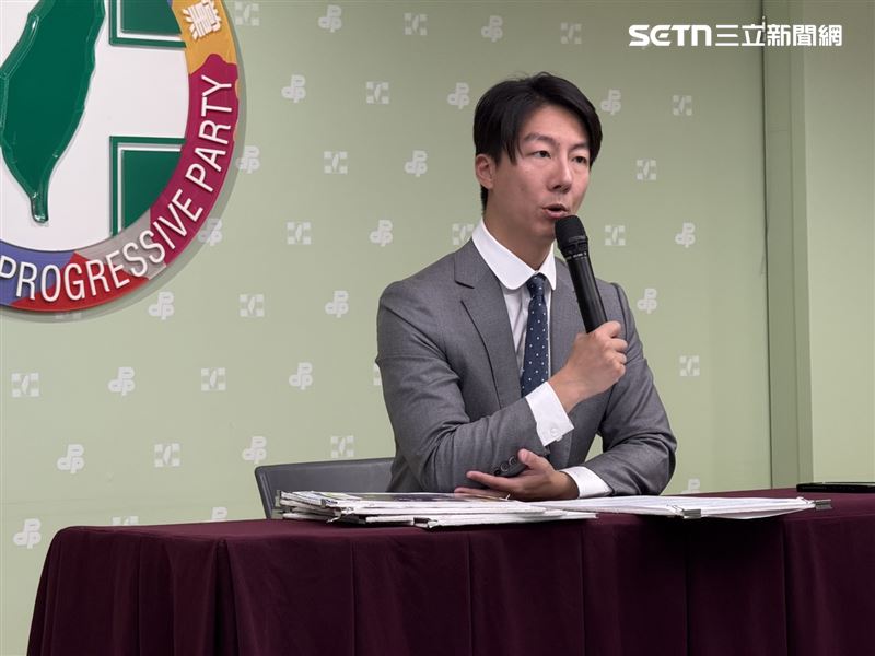 民進黨發言人吳崢召開「有嘴說人、沒臉說自己 藍營光電弊案一籮筐」記者會。（圖／記者劉秀敏攝影）