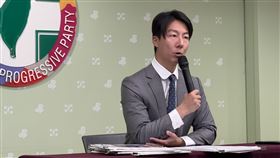 民進黨發言人吳崢召開「有嘴說人、沒臉說自己 藍營光電弊案一籮筐」記者會。（圖／記者劉秀敏攝影）