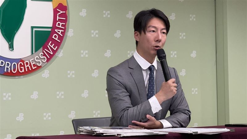 民進黨發言人吳崢提醒鄭麗文，與中國的各項交流都應秉持對等、尊嚴、互惠的原則進行，更應注意自身身份，切勿做出傷害台灣主權、妨礙國家安全的言行。（圖／記者劉秀敏攝影）
