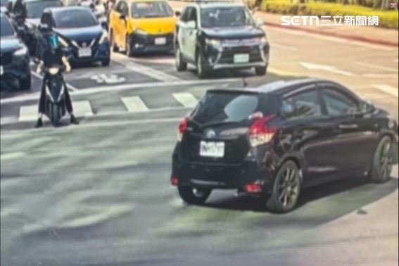 北市黃姓車手違規迴轉，警攔查發現毒品及鉅款。（圖／翻攝畫面）