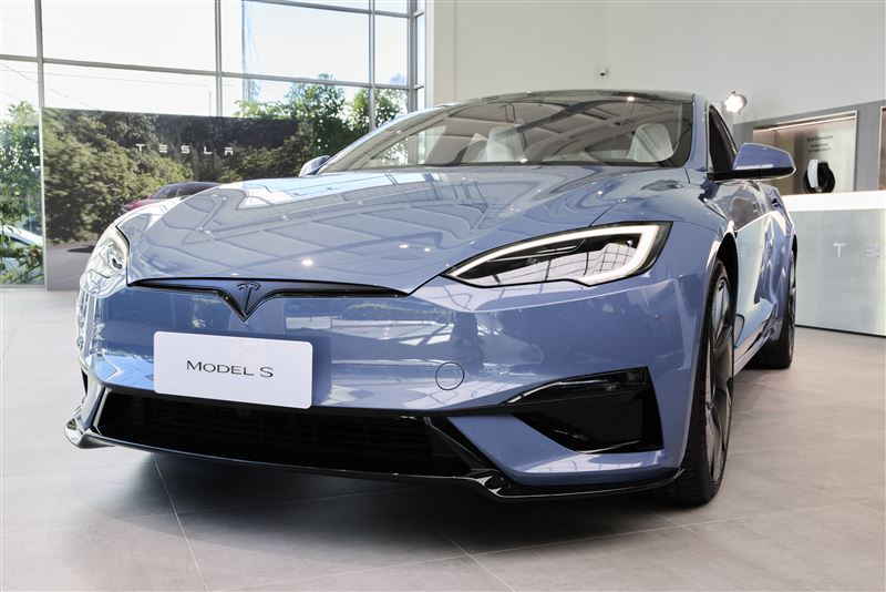 首次登台的冰霜藍Model S。（TESLA提供）