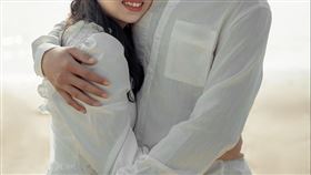 女生，擁抱，男子(圖／Pixabay)