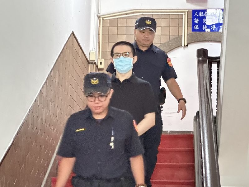 地下匯兌案二審延押訊問庭 郭哲敏出庭88會館負責人郭哲敏（中）涉地下匯兌案，二審台灣高等法院27日召開延押訊問庭，郭哲敏在法警戒護下出庭。中央社記者劉世怡攝 114年8月27日