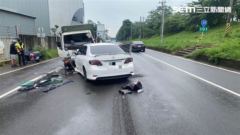 坐在白色轎車前座的11歲男童傷勢較重，命危搶救中。（圖／翻攝畫面）