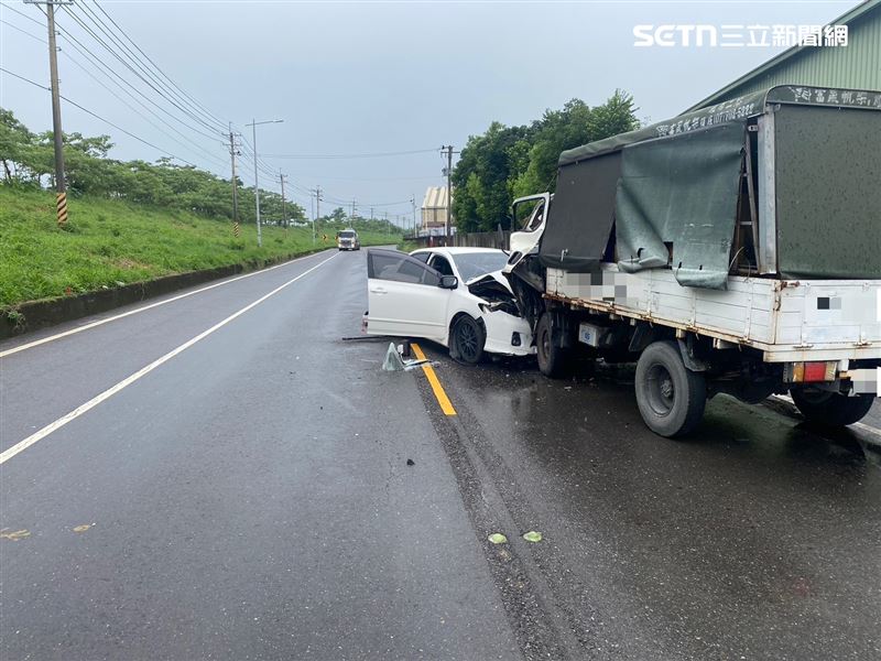 白色轎車疑似打滑吃線撞上對向貨車。（圖／翻攝畫面）