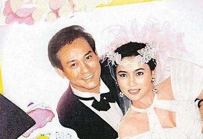 鄭少秋與現任妻子官晶華。（圖／翻攝自網路）