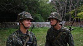 蓋瑞(左)在軍中跟阿夫很有話聊。（圖／台視提供）