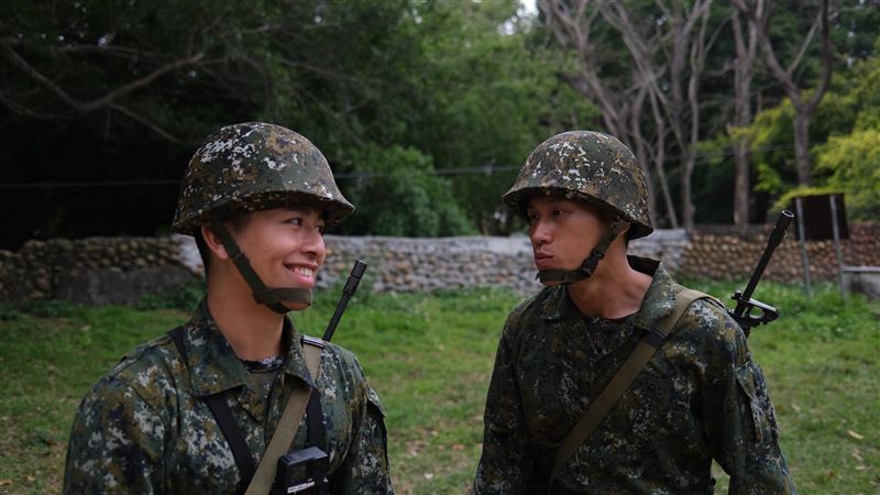 蓋瑞(左)在軍中跟阿夫很有話聊。（圖／台視提供）