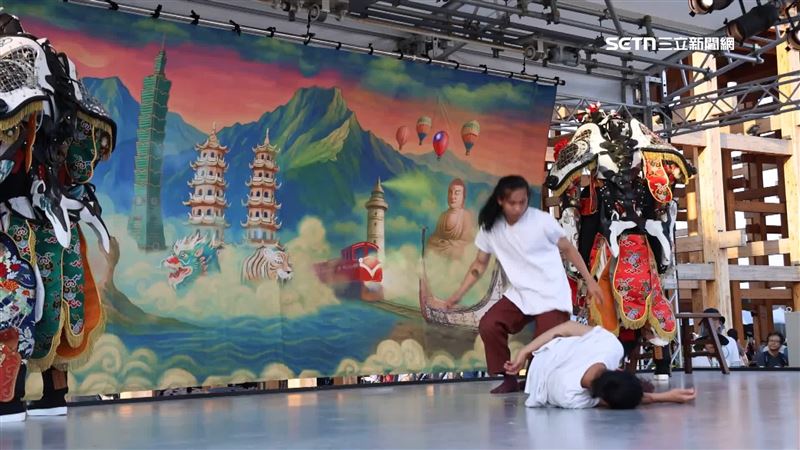 布幕上出現青天白日滿地紅的「台灣國旗」