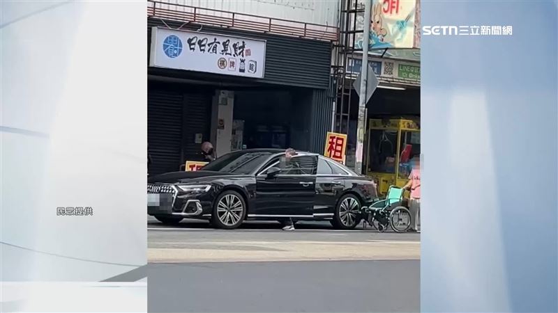 男子坐著輪椅、被推著走，接著上駕駛座開車