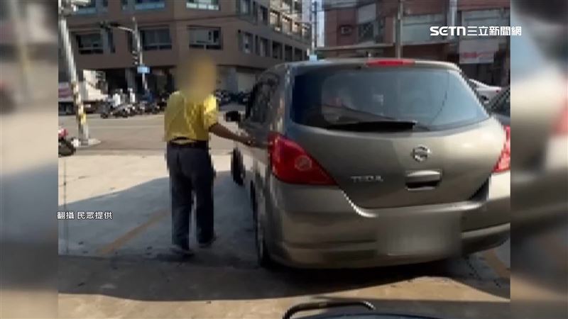 台中神岡7月份，也有老翁拄著助行器、自己開車