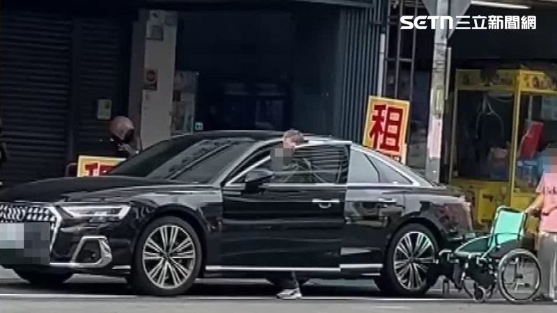 行動不便還開車?男坐輪椅上駕駛座駕車