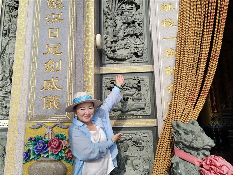 白冰冰在自己捐贈的石堵前拍照。（圖／長興影視提供）