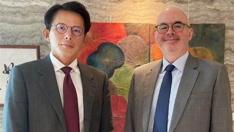 黃國昌昨進AIT會谷立言 　兩人合照網熱議