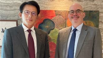 黃國昌昨進AIT會谷立言 兩人合照網熱議