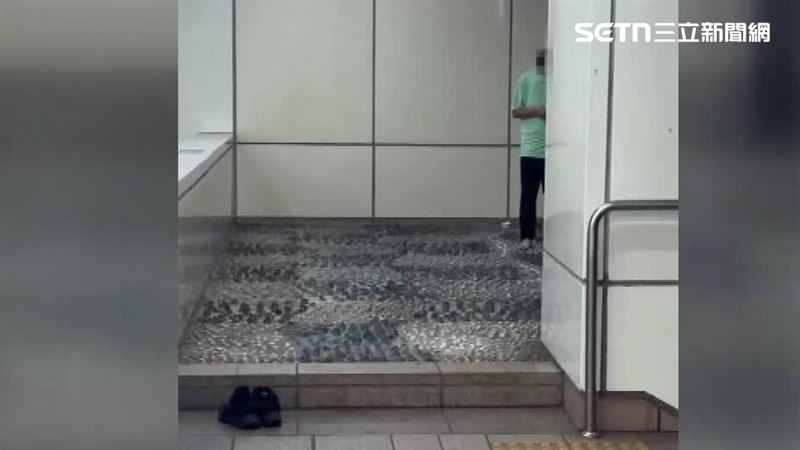伯伯拖鞋踩上石造景，作健康步道使用