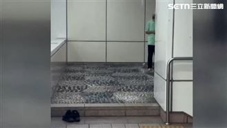 健康步道？男「脫鞋脫襪」踩北捷石頭造景