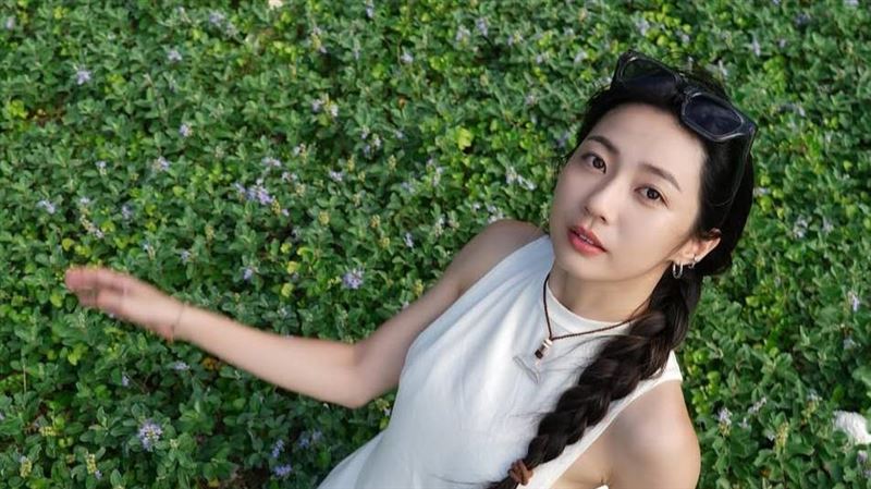 慈妹美到犯規　白洋裝跪坐草皮洩側乳春光