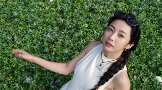 慈妹美到犯規　白洋裝跪坐草皮洩側乳春光