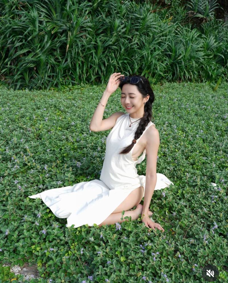 慈妹洩豐滿側乳。（圖／翻攝自慈妹IG）