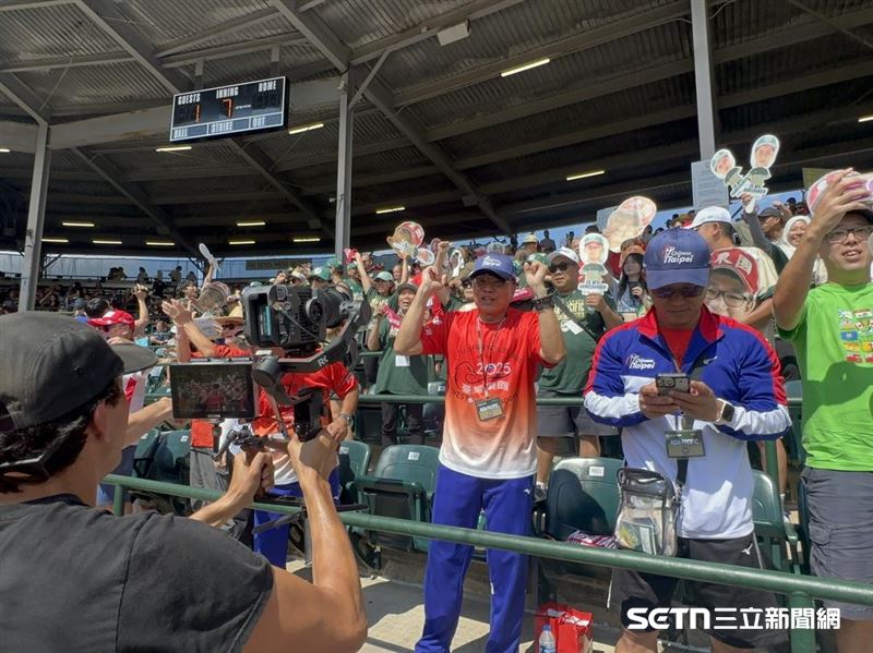 台灣加油團非常團結，連美媒都不斷拍攝紀錄，甚至有不少美國人都加入台灣加油團行列幫忙應援東園小將。（圖／臺北市萬華區東園國民小學官方臉書授權提供）