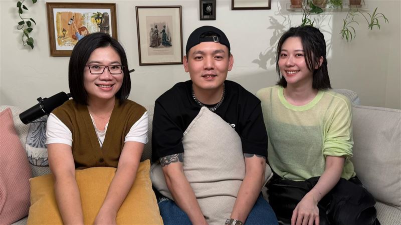 張景嵐（右起）邀請春風上節目。（圖／menomeno X 人類圖畫館提供）