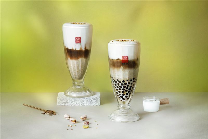 春水堂獨家飲品「開心果焙茶拿鐵」、「開心果珍珠焙茶拿鐵」。(圖／春水堂提供)