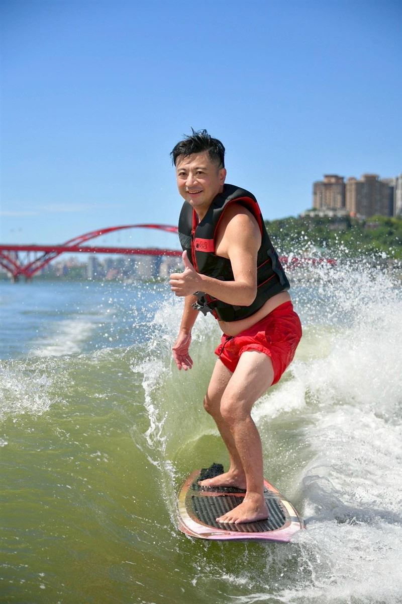 謝典林附上一張衝浪照，表態選黨主席（圖／翻攝自謝典林臉書）
