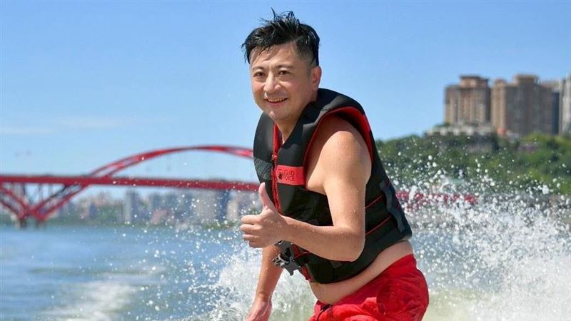 謝典林日前放上衝浪照表態參選國民黨主席。（圖／翻攝自謝典林臉書）