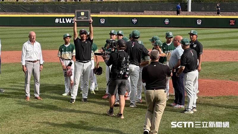 奪冠後，總教練賴敏男高舉獎牌，這一刻是東園國小棒球隊的榮耀與驕傲，台灣人也以他們為榮。（圖／臺北市萬華區東園國民小學官方臉書授權提供）