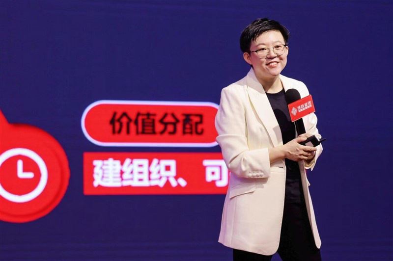 站上講台她颯爽幹練,以直白高效的語言喚起聽眾需求,她善於把複雜內容拆解,幫助觀眾更容易理解,打破傳統商學教育的高門檻。(圖/翻攝自名師堂)