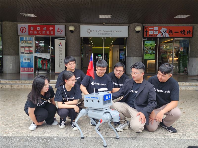 台北首隻AI機器狗急卡！中國製載體爆資安疑慮，負責的超鉞科技CEO表示遺憾。圖為 科技公司年輕AI設計團隊。（圖／記者鍾志鵬攝影）