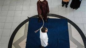 印尼兩名男大生因「赤裸擁抱」，被罰公開鞭刑80下，刑後癱軟被抬走。（圖／翻攝自X）