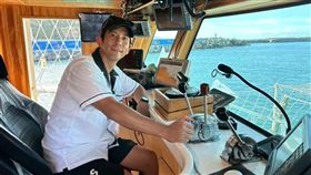 修杰楷到龜吼漁港採買海鮮。（圖／修TIME提供）