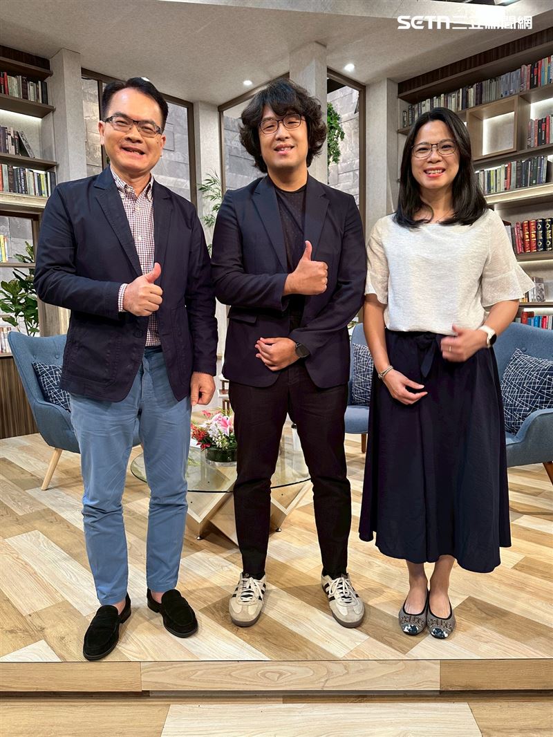 三立新聞《話時代人物》節目主持人鄭弘儀專訪沈伯洋、曾心慧。（圖／話時代人物）