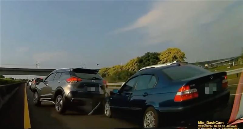 BMW轎車行追撞上前車。（圖／翻攝畫面）