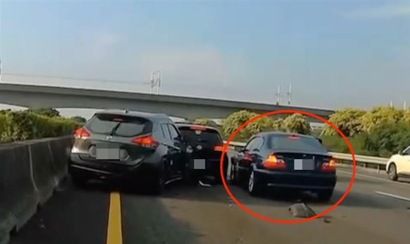 陳男未注意前方車流已慢下，直接追撞上前車。（圖／翻攝畫面）