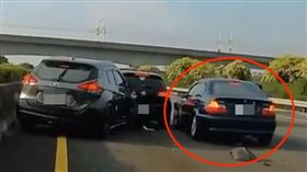 撞擊瞬間曝光！國道1塞車⋯BMW男「未注意車況」煞不住　3車撞成團