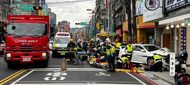 警方及消防隊獲報到場。（圖／翻攝畫面）