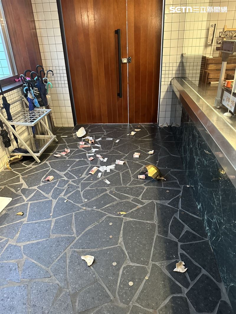 北市蕭男前往金豬食堂用餐，因遲到被取消訂位怒砸存錢筒。（圖／翻攝畫面）