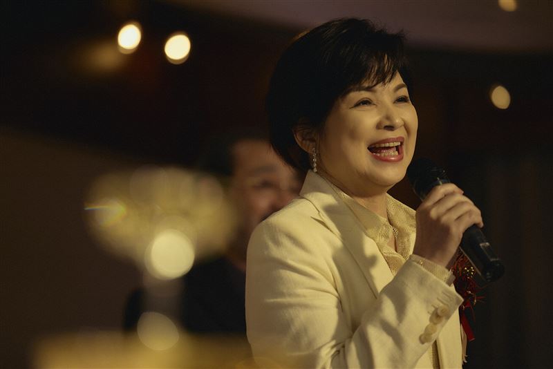 楊貴媚在《雙囍》中飾演新郎事業有成的母親「白雁心」。（圖／水花電影提供）
