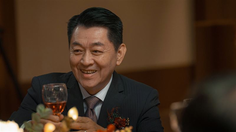 金鐘視帝庹宗華在《雙囍》中飾演不苟言笑的新郎父親「高盛宏」。（圖／水花電影提供）