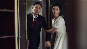 劉冠廷（左）、余香凝（右）在《雙囍》中共演新人夫妻籌辦婚禮。（圖／水花電影提供） 