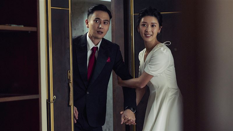 劉冠廷（左）、余香凝（右）在《雙囍》中共演新人夫妻籌辦婚禮。（圖／水花電影提供）