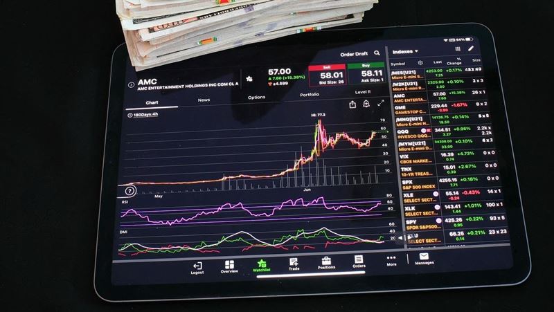 上市公司營收創十年同期新高、稅前賺近2兆！AI、半導體族群成主力金雞母，但這波股價衝得快，散戶該追還是該等？基本面已給出答案。上櫃公司營收也創高，但獲利卻掉28%，只因台幣升太快。出口股變成財報地雷？別只看營收，匯損才是決勝點。（示意圖／PIXABAY）