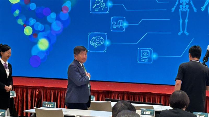 政委陳時中今出席「2025行政院生技產業策略諮議會議」,對於石崇良擔任衛福部長給予肯定說:「我覺得很好。」(圖/記者簡浩正攝影)